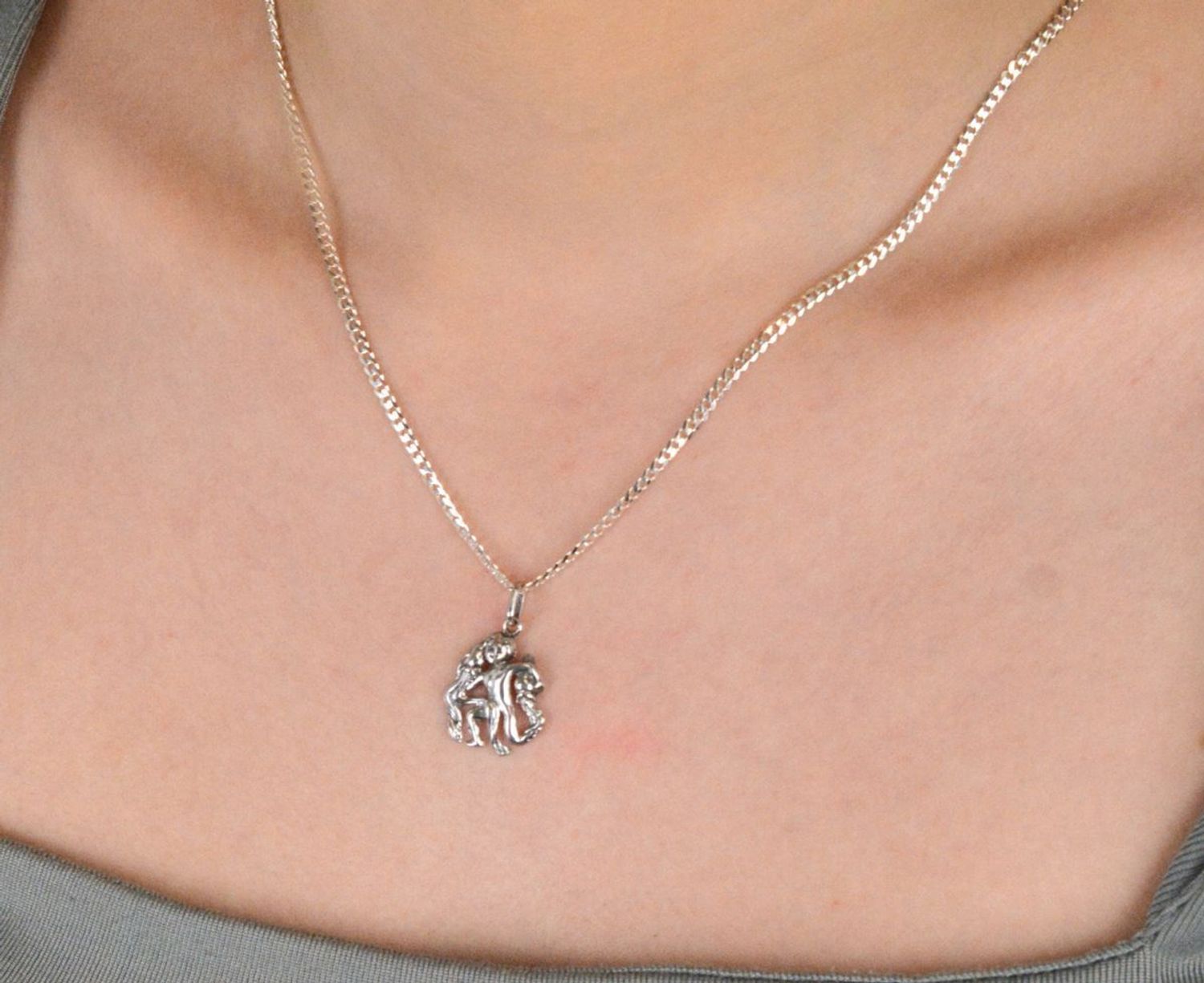 Zawieszka srebrna WODNIK srebro próba 925, AP18-073 WODNIK Elegancka zawieszka srebrna z symbolem Wodnika, wykonana z srebra próby 925, to doskonała biżuteria dla osób urodzonych pod 1.jpg